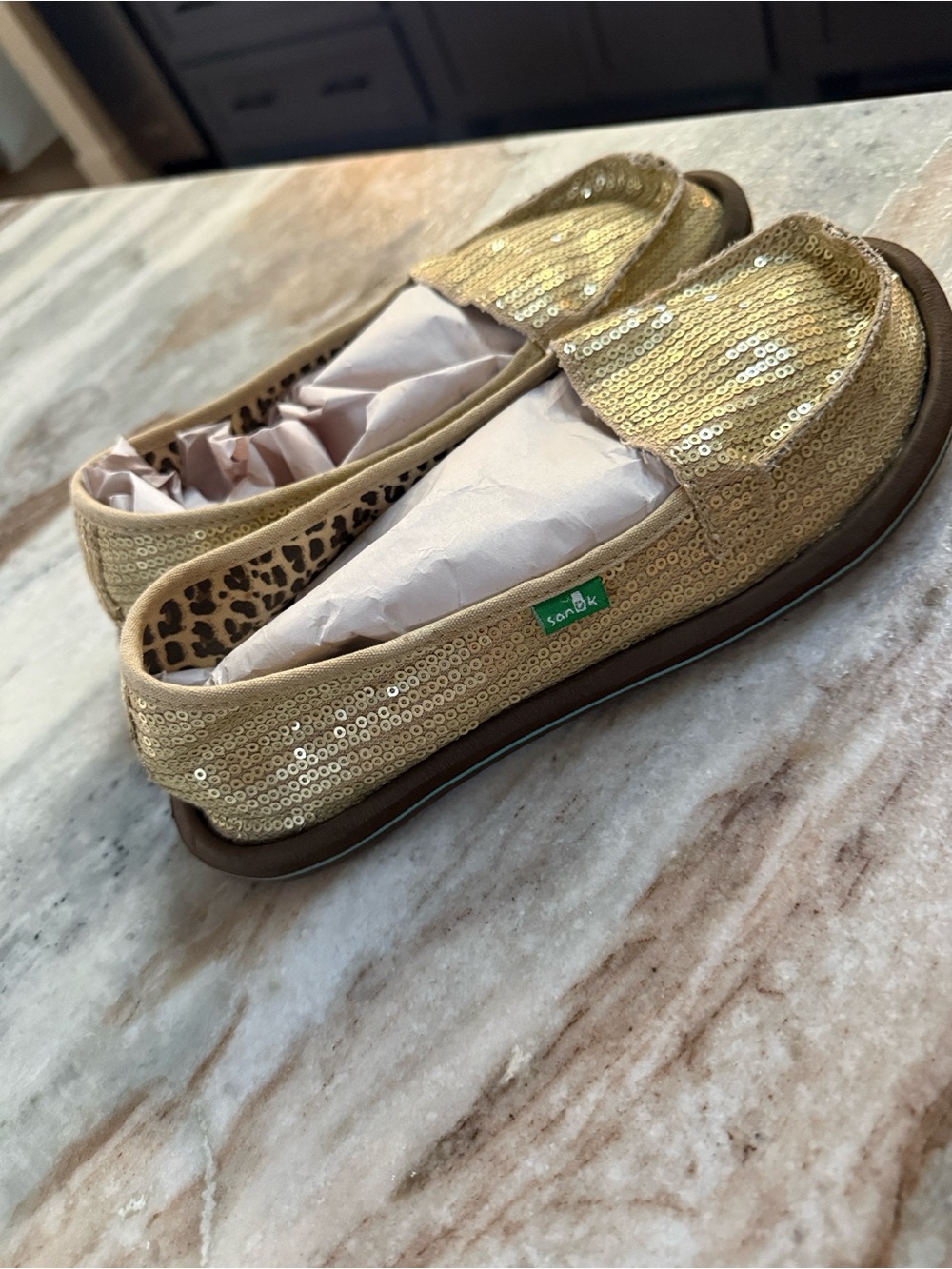NWOT Women’s SZ 6 SANUK gold sequined slip on loafers